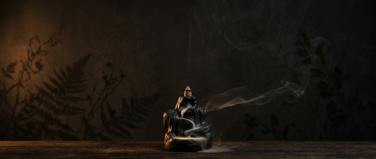 Backflow incense burner with drifting smoke, wide band